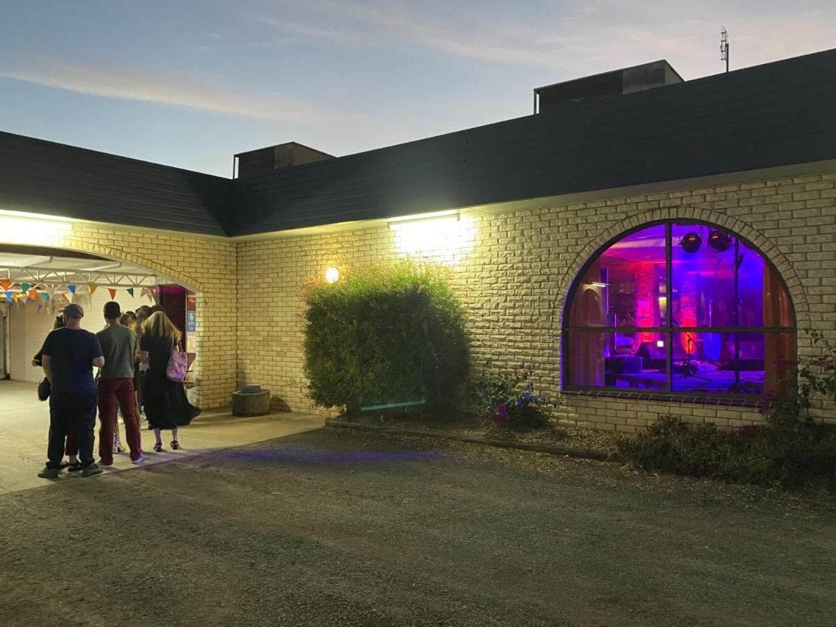 Charlton Motel Екстер'єр фото