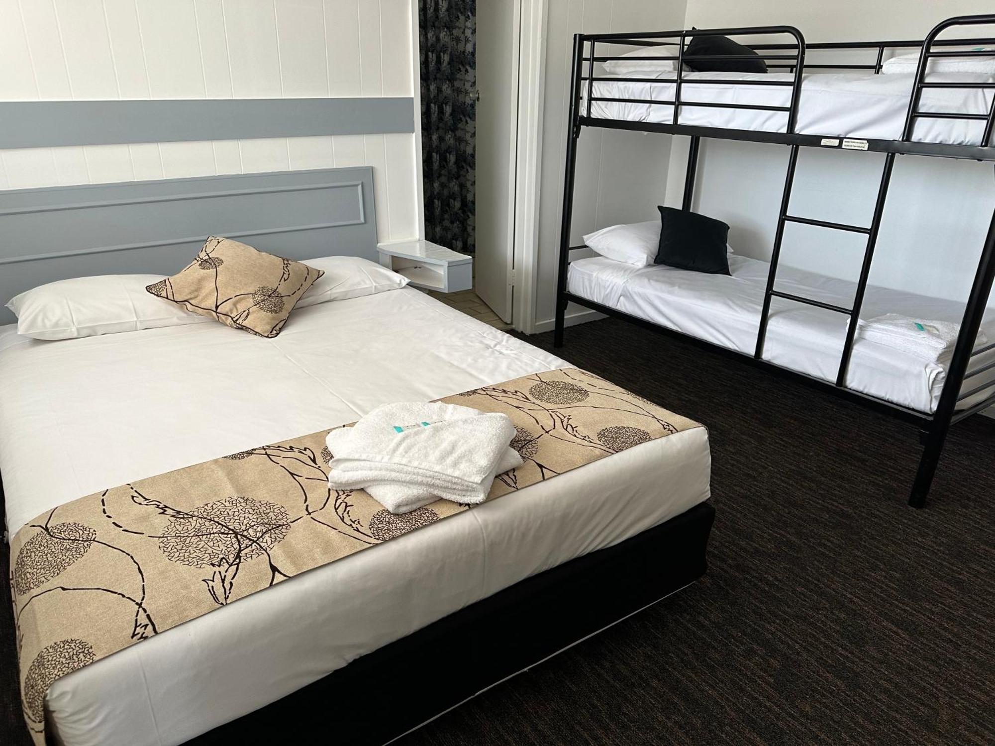 Charlton Motel Екстер'єр фото