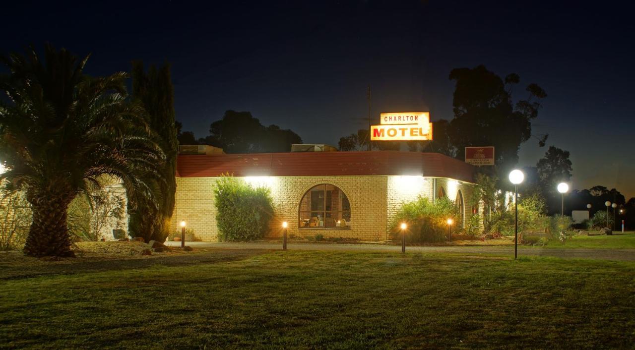 Charlton Motel Екстер'єр фото